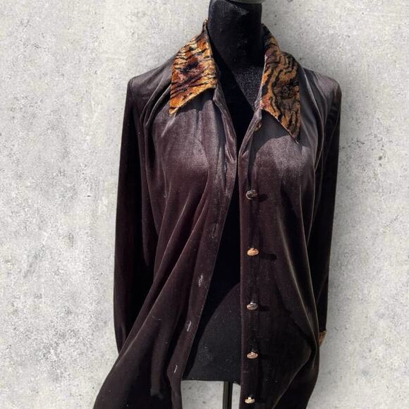 Bentley women’s size 12 black velvet velour, button-down leopard collar top - Picture 7 of 12